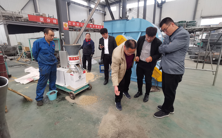威??蛻舨榭达暳项w粒機顆粒質量.jpg 威海客戶查看飼料顆粒機顆粒質量.jpg