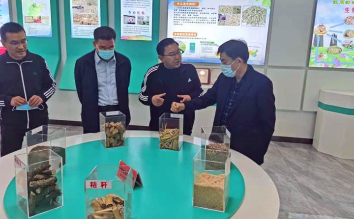 郝吉虎深入了解木屑造粒機(jī)生產(chǎn)線工作情況和顆粒機(jī)加工的生物質(zhì)原料的收、儲(chǔ)、運(yùn)和產(chǎn)品的生產(chǎn)、銷售、運(yùn)輸?shù)拳h(huán)節(jié)