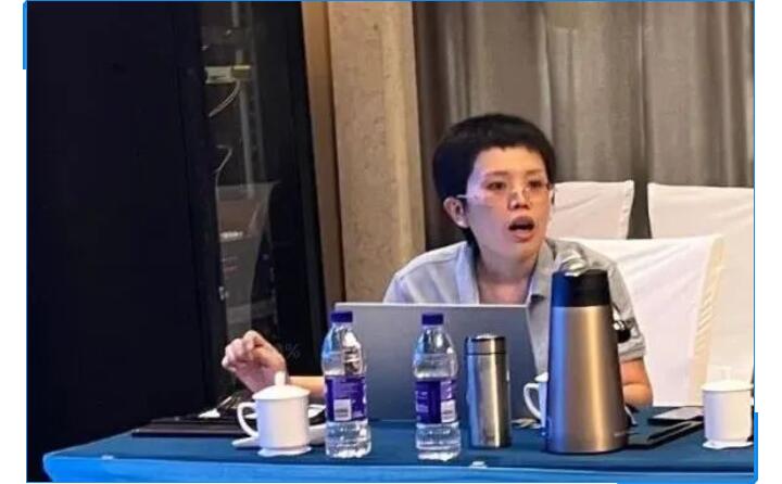 會議開始，辦公室主任李昌鳳公布銷售數據。在疫情形勢相當嚴峻的情況下，十一的銷售額對比去年同期仍有很大的進步。李主任表示疫情，既是考驗，也是危機，各部門需要通力配合，團隊協作，為完成今年既定銷售額而竭盡全力。.jpg