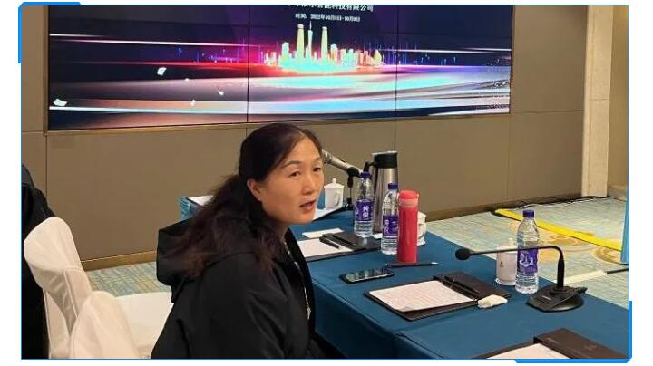 集團財務總監劉清華在聽取了銷售部門的數據對比與銷售人員的分析后，她提出應該加強客戶的銷售服務.jpg