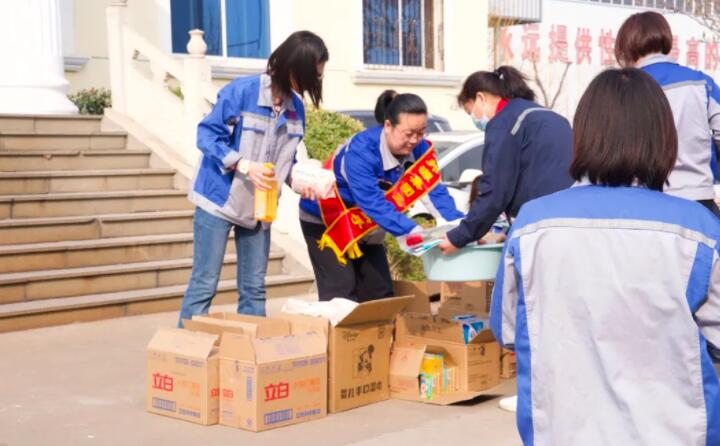 活動在一片歡聲笑語中進行，每一位女神都收到了公司準備的愛心玫瑰和禮物。.jpg