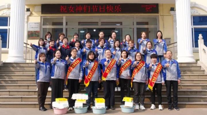 活動在一片歡聲笑語中進行，每一位女神都收到了公司準備的愛心玫瑰和禮物。.jpg