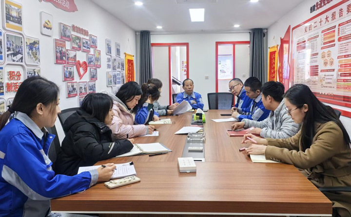 今后，要通過搭建“工事共辦”議事廳，把工作落實做細，讓一線職工說出所思所想、所需所盼，進而采取更接地氣、更加務(wù)實的舉措，解決好職工群眾急難愁盼問題，不斷增強職工的獲得感、幸福感和安全感.jpg