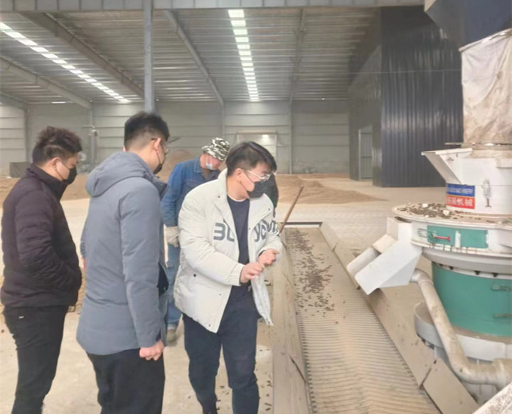 在顆粒機生產線制?，F場，回訪團隊與客戶實地查看設備運行情況，對運行中出現過的一些情況進行現場答疑和討論交流。最后，客戶對本次回訪工作給予肯定，雙方希望后續能有更多面對面交流的機會。.jpg